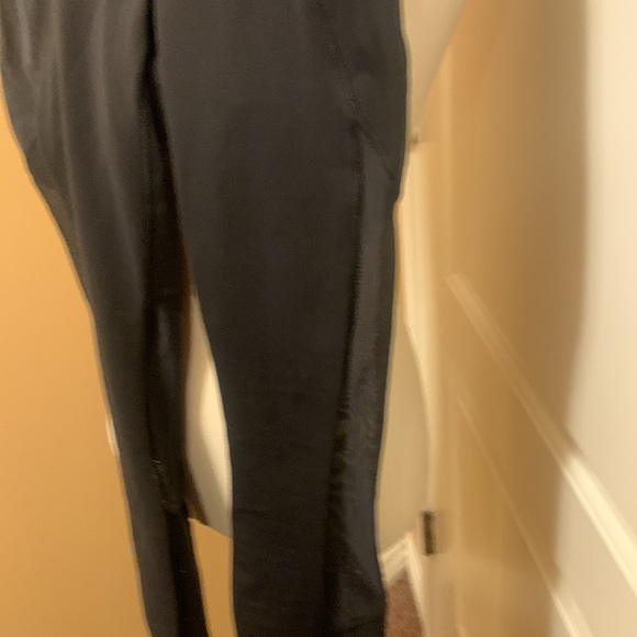 Size 4 Lulu Lemon full length leggings EUC BLK WITH MESH LEG INSERTS 2 pockets😀 - Picture 2 of 10
